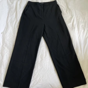 Kostymbyxor  - Superfina kostymbyxor från zara i storlek xl. Bra skick och säljs pga att dem nu är för stora för mig. Bra material och nästan lite tjockare i tyger. Köpare står för frakt.