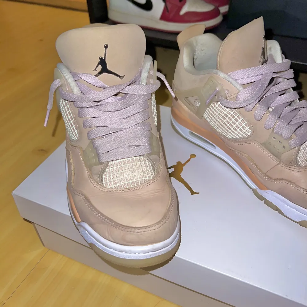 Finaste Jordan 4 använda med kärlek. Har både rosa och vita skosnören. Inköpt på Takeoff Sneakers i Köpenhamn.  Medföljer låda såklart.  Inköptes för 5000kr . Skor.