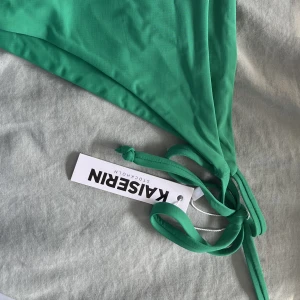 OANVÄNDA KAISERIN-bikini - Oanvända bikinitrosor(plast och prislapp kvar) i storlek M.   Ett par i grönt och andra i fin mörkbrun.   Nypris 679kr  340kr / styck 