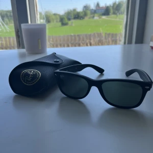 Ray-Ban RB 2132 New Wayfarer - 10/10 skick, använd fåtal gånger. Storlek 55 Nypris 1200kr