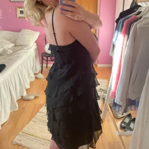 Volang klänning - En svart volang klänning från Esprit, väldigt fin och lätt😮‍💨✨