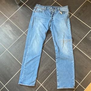 Levis 501 denim  - Levis 501. Storlek 32/32 ljusblå.  Använd fåtal gånger då de inte riktigt passar mig i storleken