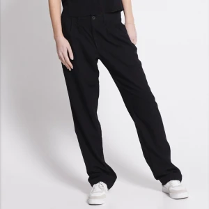 Svarta linnebyxor - Snygga linnebyxor i storlek L skitsnygga till sommaren. Använda 3 gånger men de har inga defekter dom e fina hela o rena. Köptes för 200 kr, säljer för de inte passar 