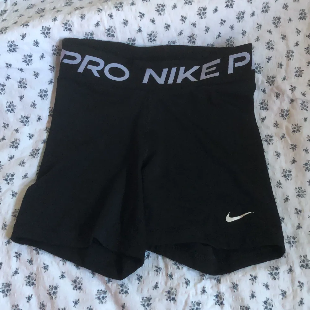 Säljer mina Nike PRO träningshorts son är använda fåtal gånger. Strl Xs . Shorts.