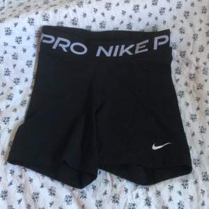 Säljer mina Nike PRO träningshorts son är använda fåtal gånger. Strl Xs 