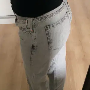 Jag säljer mina perfect jeans från Gina Tricot som jag nyss köpt men inte känner att jag kommer använda, dom är verkligen jätte fina och sköna men jag tycker inte att färgen passar bra på mig. Dom är medel/lågmidjade !Nypris är 500kr