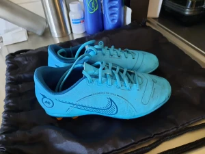 Fotbolsskor - Har haft i ett halv år tills de blev för små storlek 38