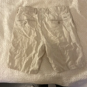 Linneshorts  - Linneshorts från mango man, använda men fint skick!