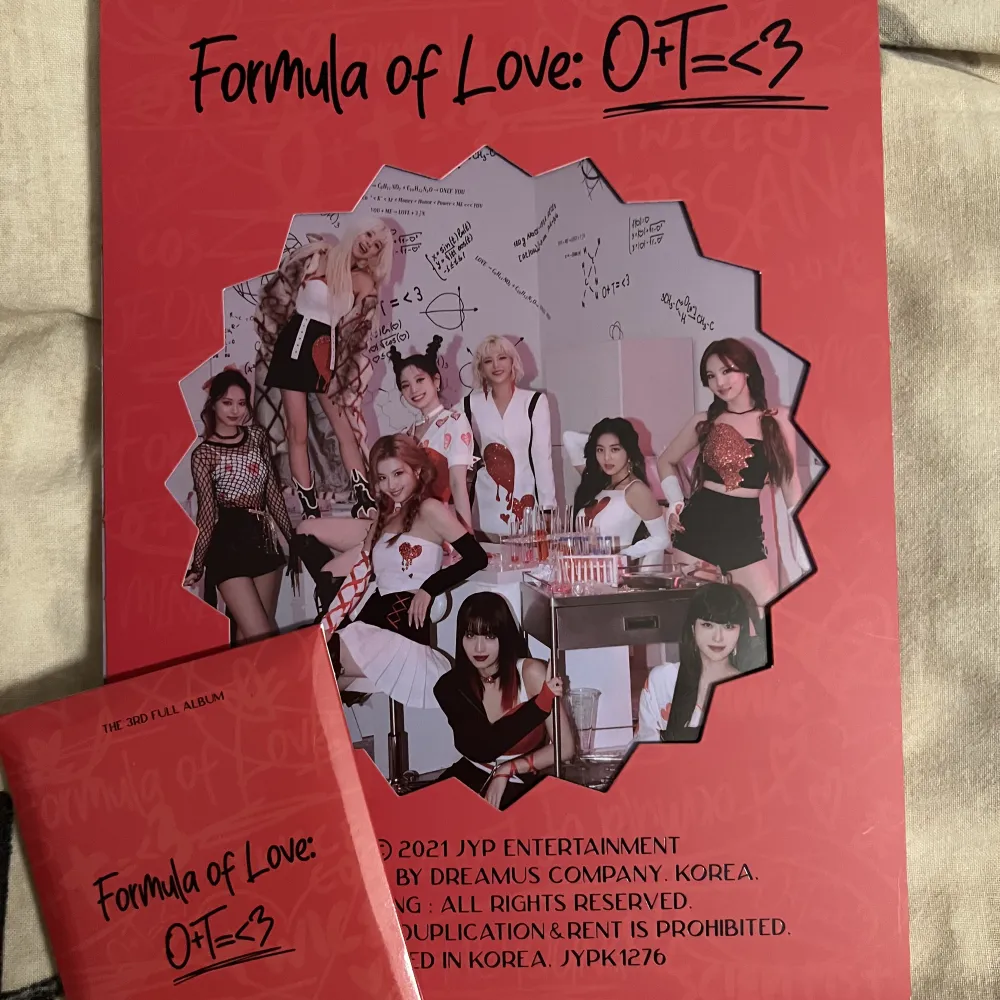 Säljer både Explosion och Break It versioner från Twice's Formula of love album! Det kostar 300kr styck och frakten ingår inte i priset.. Övrigt.