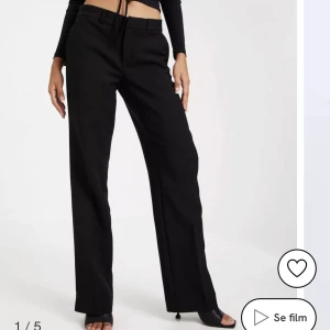 Lågmidjade kostymbyxor - Supersnygga lågmidjade kostymbyxor från Nelly. De är superlånga och sitter så så snyggt och de är lowwaist. Säljer då jag köpt nya liknande. Jättesköna och trendiga. Knappen på insidan har ramlat av men den är inte nödvändig då det finns annan knäppning. 