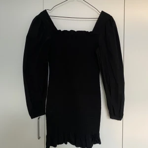 Svart klänning - Svart klänning från NA-KD. Storlek 36. Använd 2 gånger. Nypris 399kr. Mitt pris 150kr. 