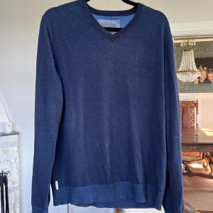 Race Marine  - Snygg marinblå tröja med ljusblå lappar på armbågarna. Storlek M men funkar även för L. 