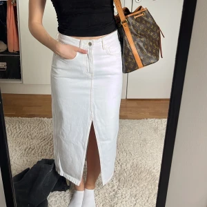 Lång kjol - Jättefin långkjol ifrån Scotch & soda. Går ju att klippa av den till en kort kjol också om man vill de. 120kr+frakt. Storlek 26 i midjan 