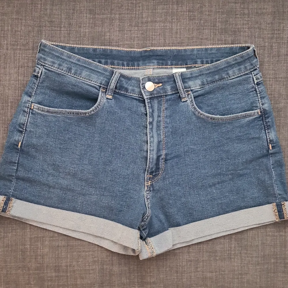 Säljer dessa fina jeans shorts då de aldrig kommer till användning. Har en midrise modell och har stretchigt material. Passar mig som brukar ha M.. Shorts.