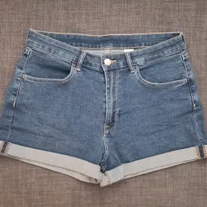 Säljer dessa fina jeans shorts då de aldrig kommer till användning. Har en midrise modell och har stretchigt material. Passar mig som brukar ha M.