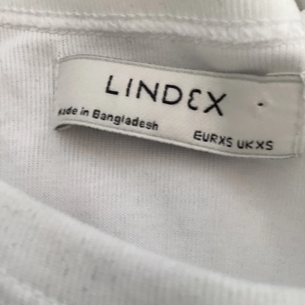  Ett nyköpt linne från Lindex som jag har målat på med textilfärg! På andra bilden är det streck men det är bara för tröjan är lite skrynklig!:D. Toppar.
