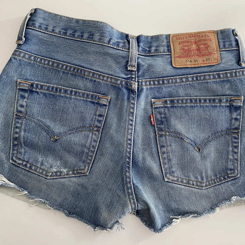 Lågmidjade jeansshort som tyvärr blivit för små🤍 W29 . Shorts.