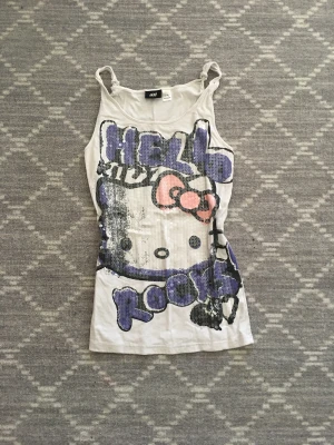 Hello kitty - Säljer min hellokitty linne köpt för väldigt länge sen men har använt bara några ggr.  Den är knuten fast och var köpt så i början