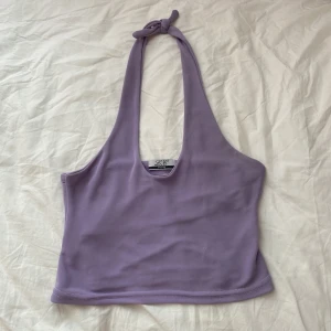 lila halterneck - supergullig ljuslila halterneck köpt på en vintagebutik i paris!💕💜
