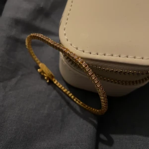 Ani Jewels armband  - Från anis Valentines kollektion, tennisarmband i rosa/guld. Haspen på armbandet fungerar inte helt som det ska och därför säljs armbandet billigt. Ordinarie pris är 1200kr