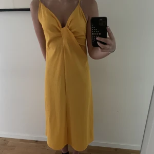 Långklänning - Maxiklänning från h&m. Väldigt fin detalj vid bröstet och superskönt material. Väldigt fin nu till sommaren. Storlek 40 men passar även mindre. För referens bär jag vanligtvis 34-36.