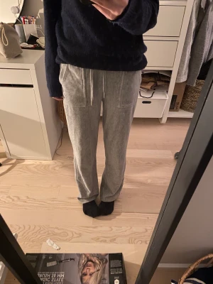 juicy  - snygga och mjuka juicy byxor med fickor där bak, skriv för fler bilder eller andra funderingar 💭