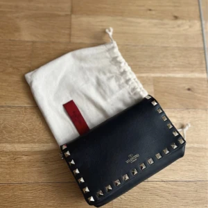 Valentino Garavani väska - I jättebra skick, viss tecken på använding förekommer men i helhet bra skick. Köpt och äkthetskontrollerad hos Vestiare Collective. Skriv för fler bilder. 