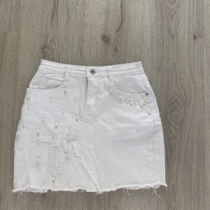 Kjol - Jättefin kjol med pärldetaljer, nyskick och knappt använd, stretchigt material