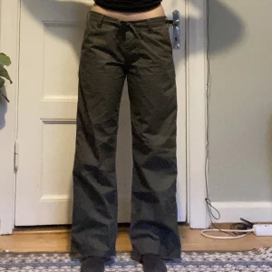 Cargobyxor - Skitsnygga byxor från tiger! De är typ i khaki färg (svårt att fånga på bild)!💕 säljer eftersom att de tyvärr är lite för små för mig för min smak😔 det är typ cargobyxor utan fickor😁 Midjemått tvärs över: 40cm Innerbenslängd: 75cm 