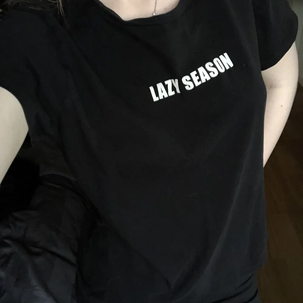 Säljer den här T-shirten med tryck där det står ”lazy season”. Bra skick. Använder inte längre, därför jag säljer. Det är storlek XL men passar som att det skulle vara en S/M.. T-shirts.