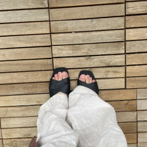 Svarta snygga sandaler från h&m - Så fina svarta sandaler från h&m. Storlek 37, använda fåtal gånger så väldigt bra skick😇