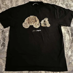 Palm angels - Säljer denna Palm angels tröjan i storlek M som jag fått för länge sen och kommer inte till användning. Säljes för 500kr. Det är original priset går att diskutera vid snabb affär.☺️❤️