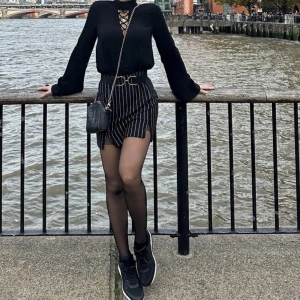 Randig mini kjol  - Den är storlek X och man kan styla den med en bälte som jag har gjort!🤌 Den är på riktigt bra skick och har två små sidöppningar som man kan se på bilden! 💌Pm vid frågor 