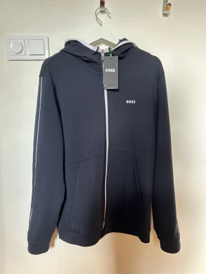 Boss zip up - Helt ny Boss zip, säljer den då den inte sitter bra. De är bara o höra av sig vid frågor eller behov av fler bilder. Ny pris 1800kr