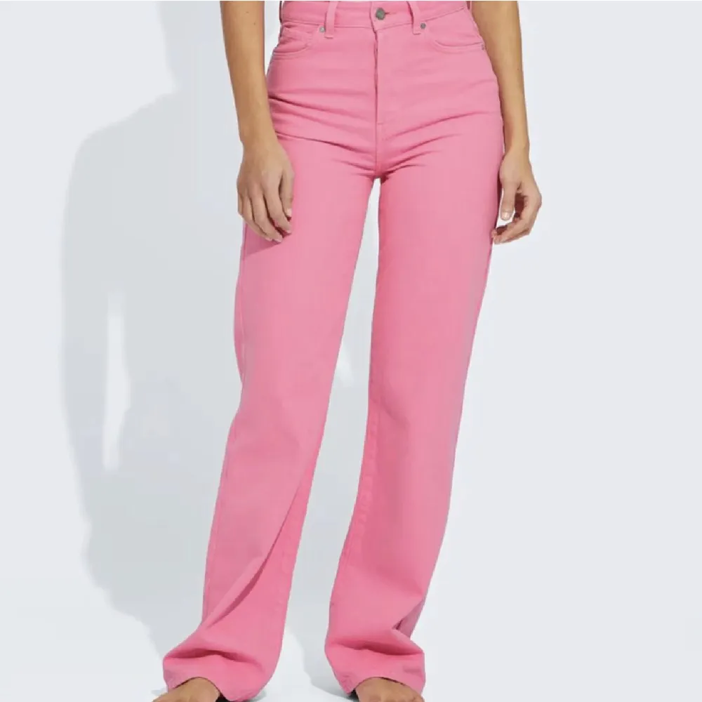 perfekta rosa jeans för fest eller vardag, från bikbok i st 28/32 💗. Jeans & Byxor.