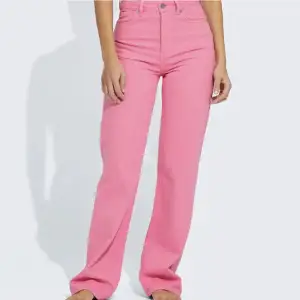 perfekta rosa jeans för fest eller vardag, från bikbok i st 28/32 💗