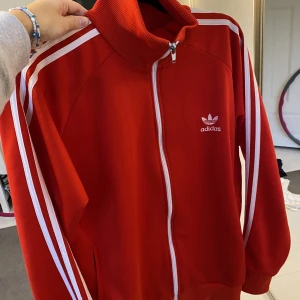 Adidas zip hoodie - En adidas zip hoodie/träningsjacka, knappt använd. Köpt för 600kr Slälj för 300kr  Köpt från adidas barn så är i en storlek L vilket är en vanlig S-M i damstorlek. Kan mötas upp i Sthlm annars står köparen för frakt:)