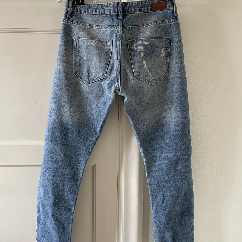 Lågmidjade jeans från zara med slitningar, lite oklar storlek men jag brukar ha 34/36 och de ligger på höften på mig. Jeans & Byxor.