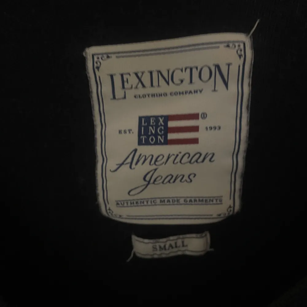Mörkblå stickad T-shirt ifrån Lexington med cashmere i, jätte fint skick! . T-shirts.