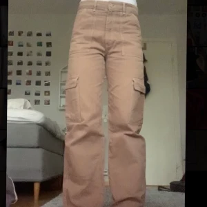 Bruna cargobyxor  - Sitter bra, långa ben också  Från pull&bear