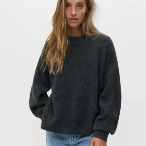 Stickad tröja pull & bear - Som ny, använd fåtal gånger & där med inte alls nopprig. 199