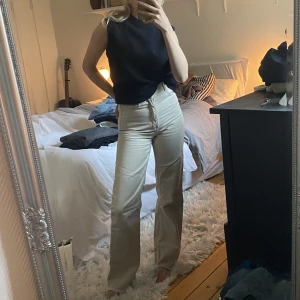 Zara beiga jeans  - Snygga beiga high waisted jeans från zara! Raka och långa!🤎använda ett fåtal gånger 
