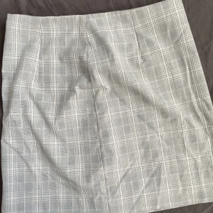 Söt kjol - Så fin kjol från hm🫶🏼finns nog inte kvar då den är köpt för några år sen! Så gott som ny!! Sitter åtsittande (smickrande) runt midjan/rumpan 🤍