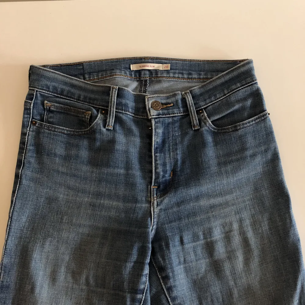 Säljer mina fina Levi’s jeans eftersom de ej kommer till användning mer. Jeansen är i storlek 28 och är mid waist.. Jeans & Byxor.