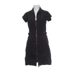 Festklänning  - Sjukt cool och snygg jeansaktig klänning, den är i nyskick och aldrig kommit till användning!