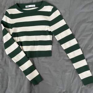 En jättefin tröja från Zara som knappt används, säljer den för att den är för liten.🔥
