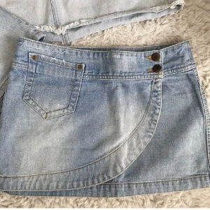 Jeans kjol  - Säljer denna fina kjolen som jag köpt på plick men är för stor! Midjemått 37 cm rakt över! Super fin och materialet har inte defekter, den ser ny ut🥰den har ingen lapp och storlek står ej 