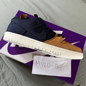 Dunk Low SB 'Navy Desert Ochre'  - Endast sälj!!!  Helt nya / Äkta skor Original låda och kvitto medföljer. Skriv om du har frågor om priset, flera bilder, etc. Va inte blyg ☺️