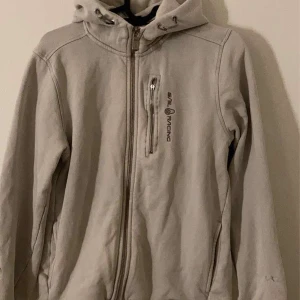 Sail racing hoodie  - Hej säljer en sail racing huvtröja då den är i bra skick men råka bli smått missfärgad i tvätten så den blivit lite gråare men inget man riktigt tänker på där av säljs den så billigt