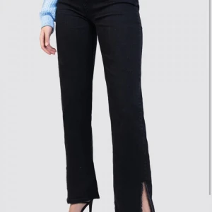 Ida Carlsson x Madlady jeans  - Säljer dessa ursnygga jeans från Ida Carlssons kollektion tillsammans med Madlady💕 Använda fåtal gånger, därav lånad bild🫶🏽 Dessa finns inte att köpa på madlady längre men nypris var 549💕 Köparen står för frakten Endast Swish💕